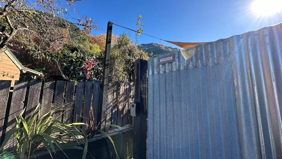 The Hideaway - Hot Tub - Flat Walk to Town House in Queenstown