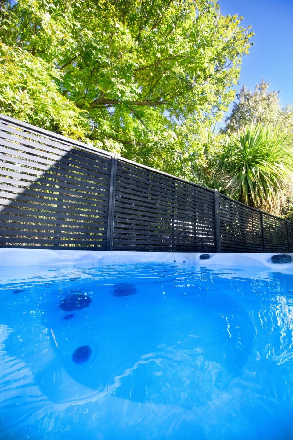 The Hideaway - Hot Tub - Flat Walk to Town Apartment in Queenstown
