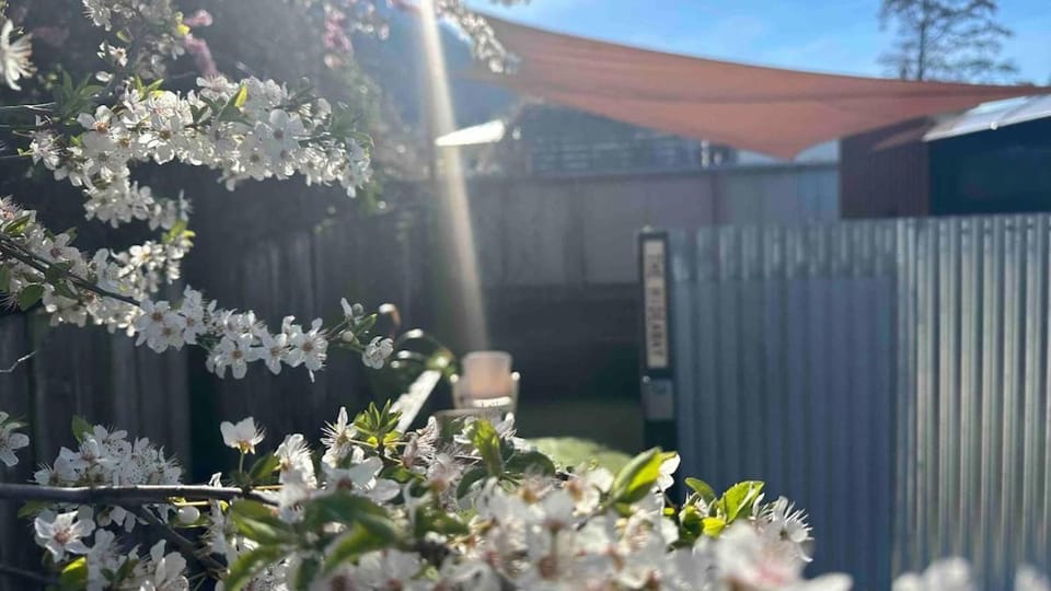 The Hideaway - Hot Tub - Flat Walk to Town House in Queenstown