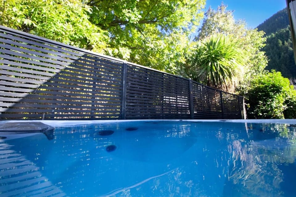 The Hideaway - Hot Tub - Flat Walk to Town House in Queenstown