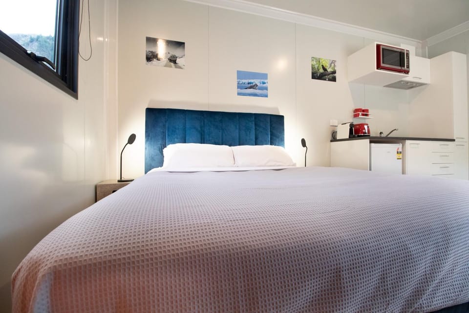 The Hideaway - Hot Tub - Flat Walk to Town Apartment in Queenstown