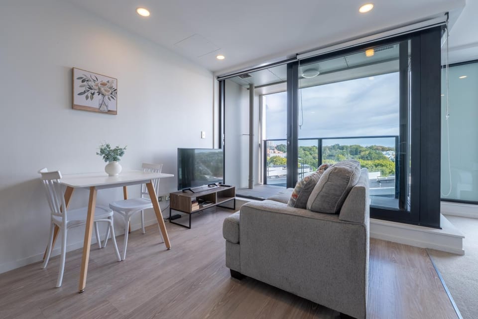 Urban Retreat 1-Bedroom Studio with Balcony Apartment in Auckland