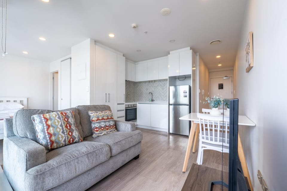 Urban Retreat 1-Bedroom Studio with Balcony Apartment in Auckland