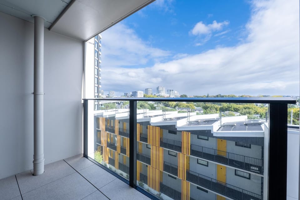 Urban Retreat 1-Bedroom Studio with Balcony Apartment in Auckland