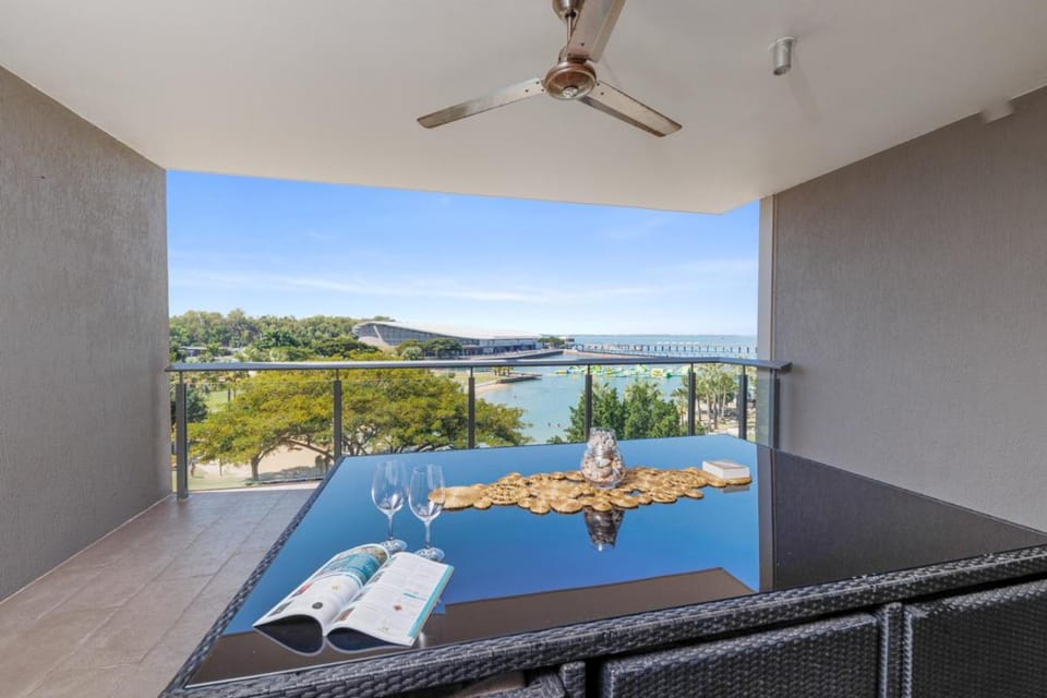 Delightful Waterfront Lagoon Views & Restaurants Apartment in Darwin
