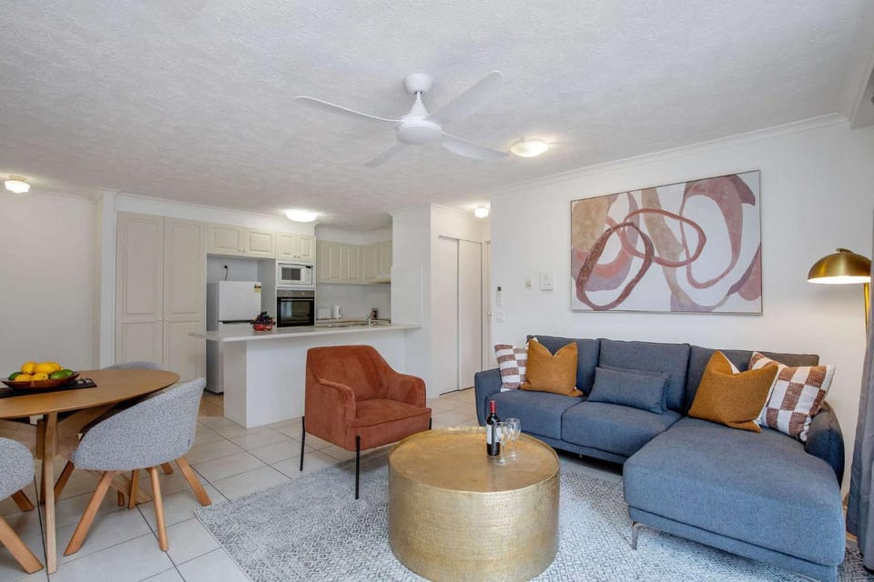 Kitchen or kitchenette, Living room, Seating area, Dining area, oven, stove