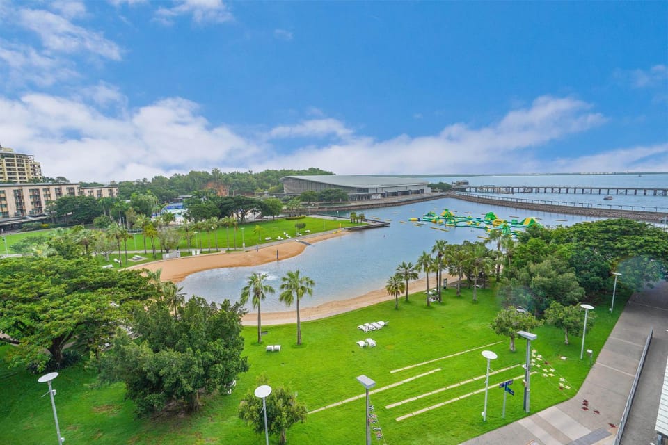 Picturesque Waterfront Lagoon Views Top Lvl & BBQ Apartment in Darwin