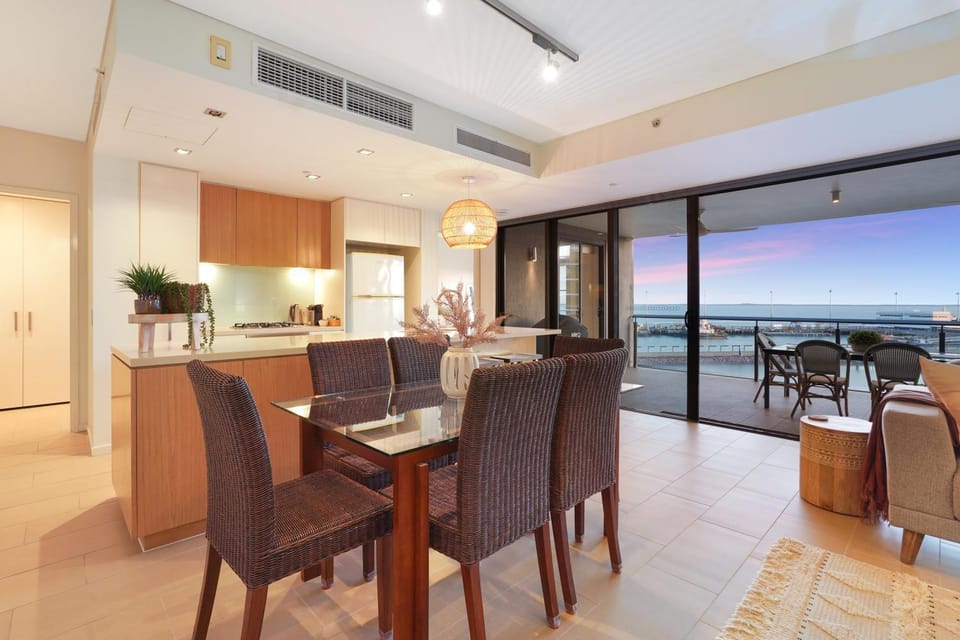 Peaceful Waterfront Harbour Views BBQ & Restaurants Apartment in Darwin
