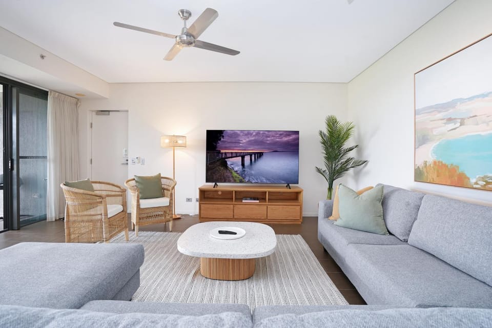Vibrant Waterfront Lagoon Views walk to Cafes & BBQ Apartment in Darwin