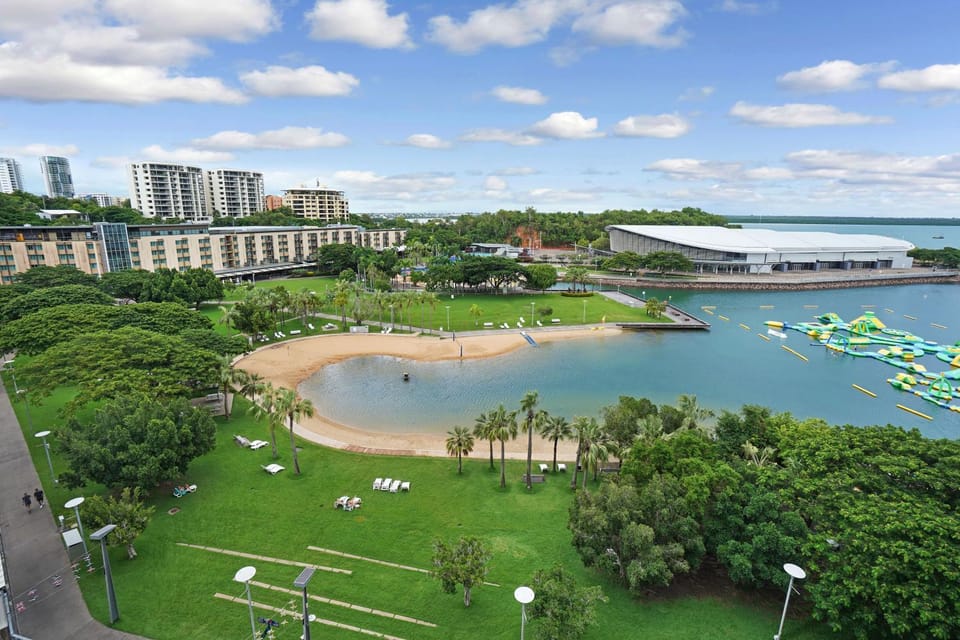 Vibrant Waterfront Lagoon Views walk to Cafes & BBQ Apartment in Darwin