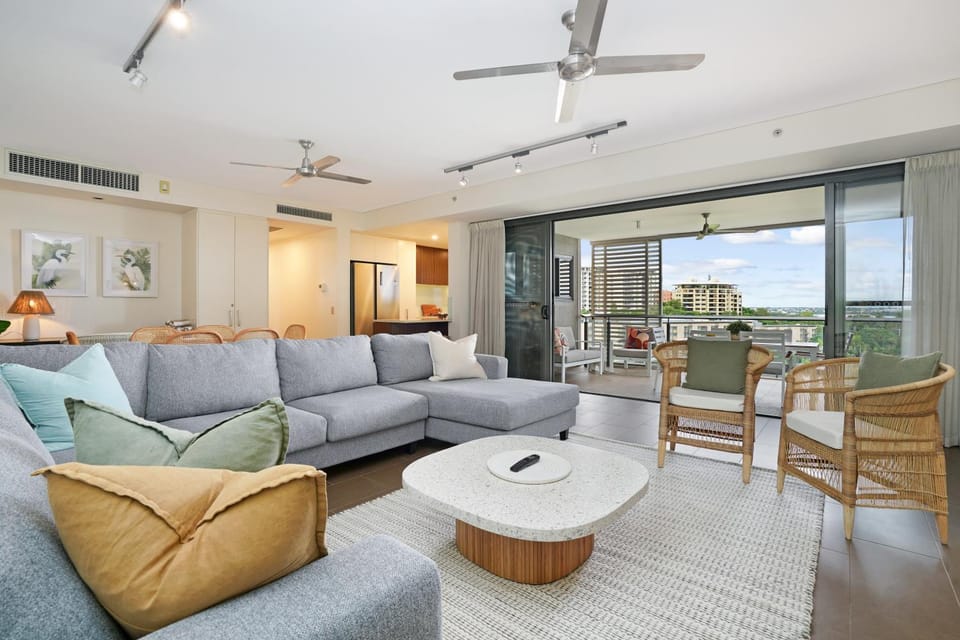 Vibrant Waterfront Lagoon Views walk to Cafes & BBQ Apartment in Darwin