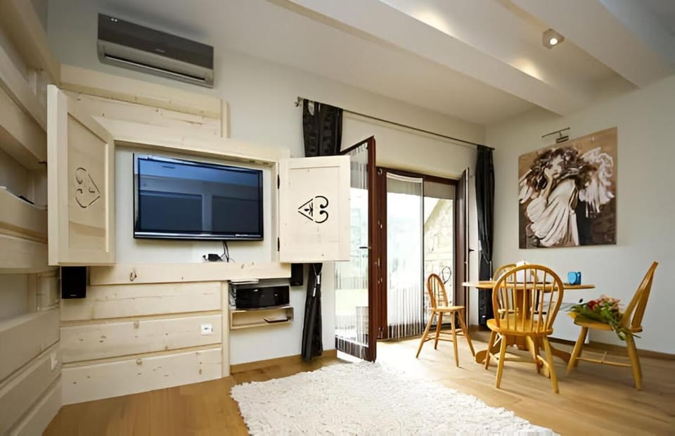 TV and multimedia, Living room, Dining area