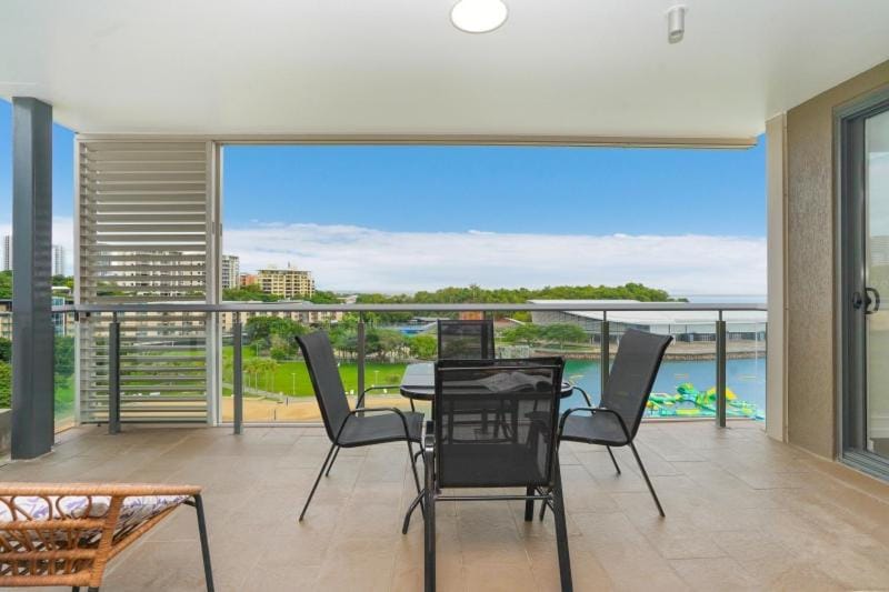 Popular Waterfront Lagoon Views & great restaurants Apartment in Darwin