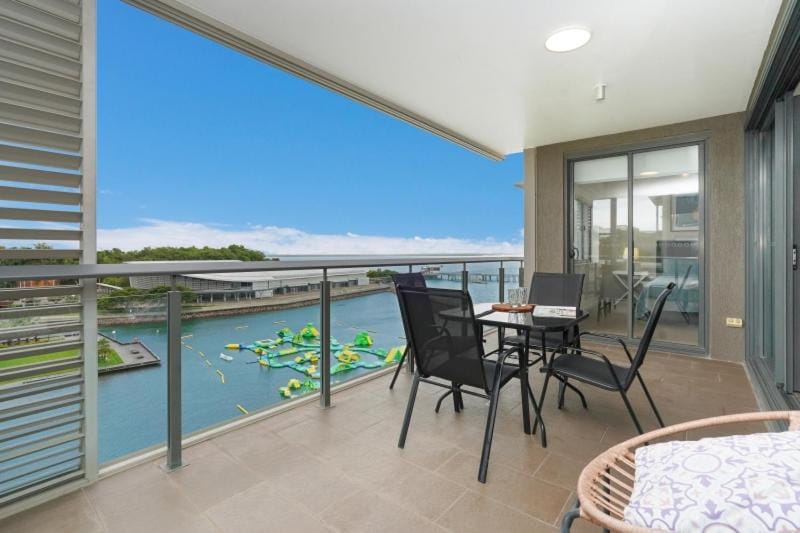 Popular Waterfront Lagoon Views & great restaurants Apartment in Darwin