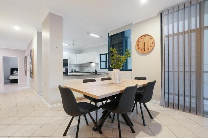 Convenient CBD Location with Pool Gym & walk to shops Apartment in Darwin