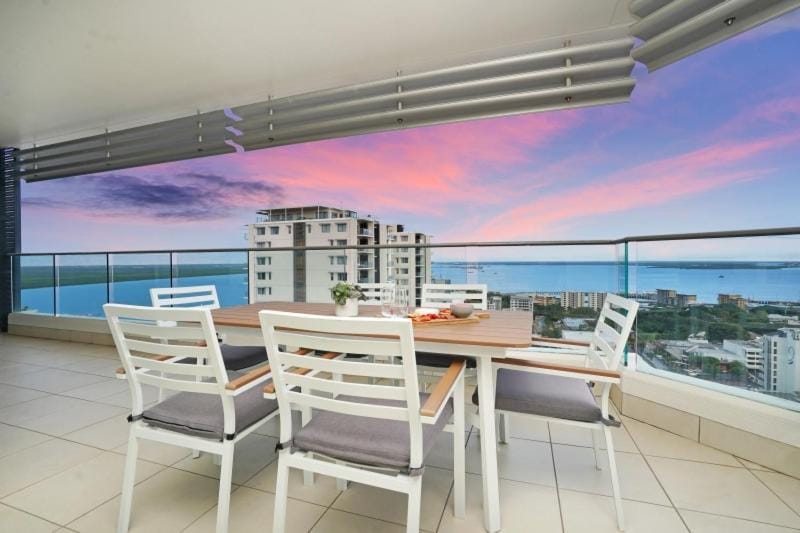 Magnificent City Location with Harbour Views Pool & Gym Apartment in Darwin