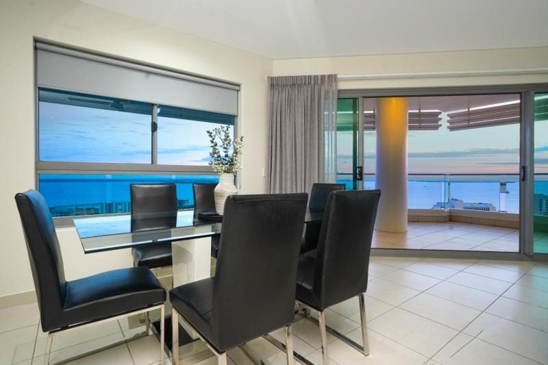 Magnificent City Location with Harbour Views Pool & Gym Apartment in Darwin