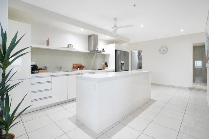 Magnificent City Location with Harbour Views Pool & Gym Apartment in Darwin