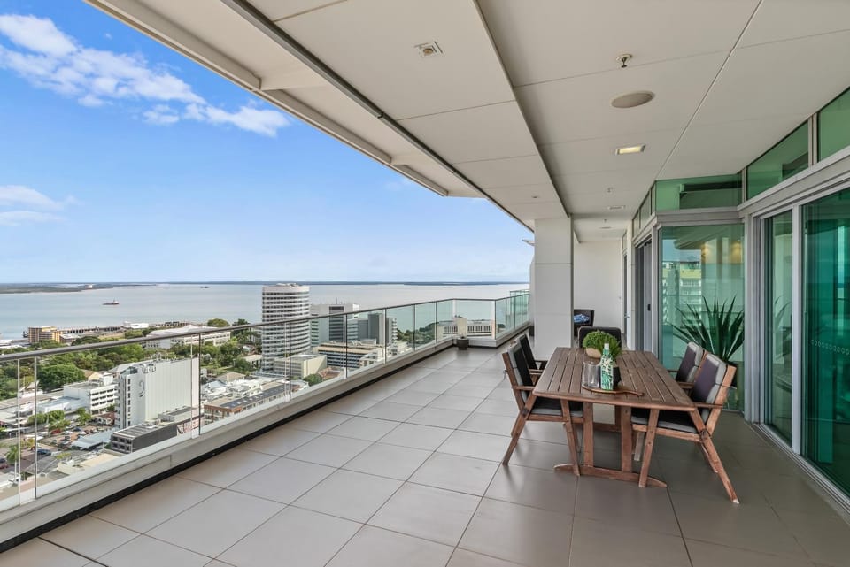 Premier Penthouse Serene Harbour Views BBQ & Pool Apartment in Darwin