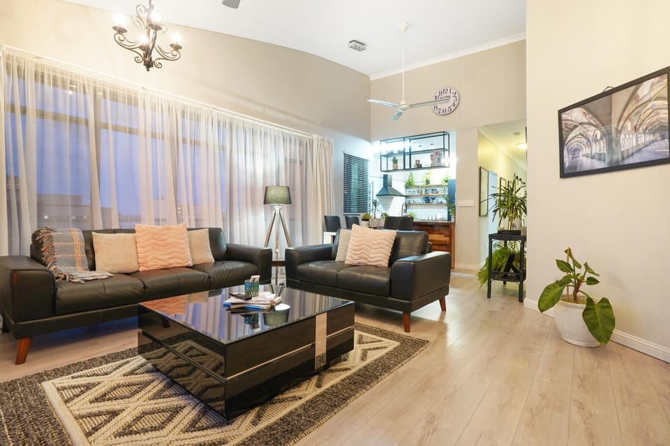 City Retreat Top floor, Harbour Views, Pool and Gym Apartment in Darwin