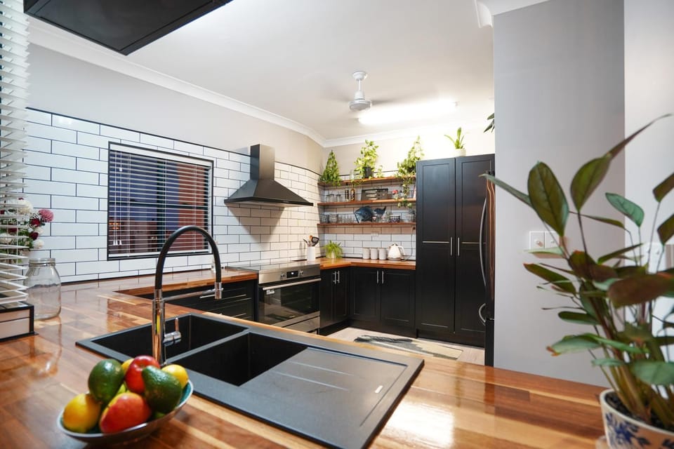 City Retreat Top floor, Harbour Views, Pool and Gym Apartment in Darwin