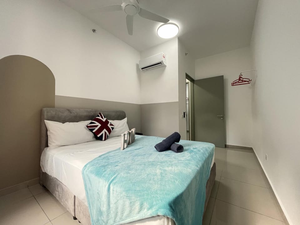Bed, Photo of the whole room, Bedroom, towels, air conditioner