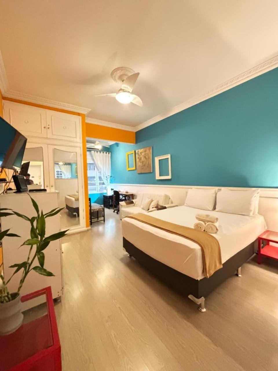 Bed, TV and multimedia, Living room, Photo of the whole room, Seating area, Bedroom