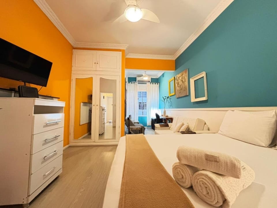 Bed, TV and multimedia, Living room, Photo of the whole room, Seating area, Bedroom, wardrobe, air conditioner