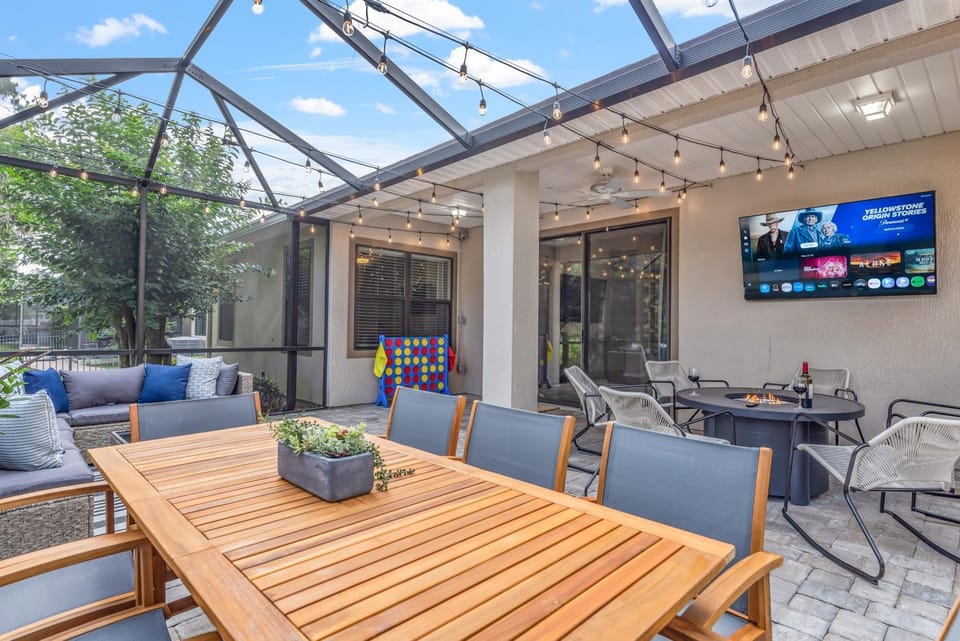 Patio, TV and multimedia, Seating area, Dining area