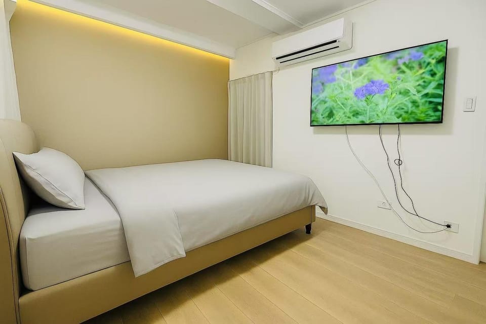 Photo of the whole room, Bedroom