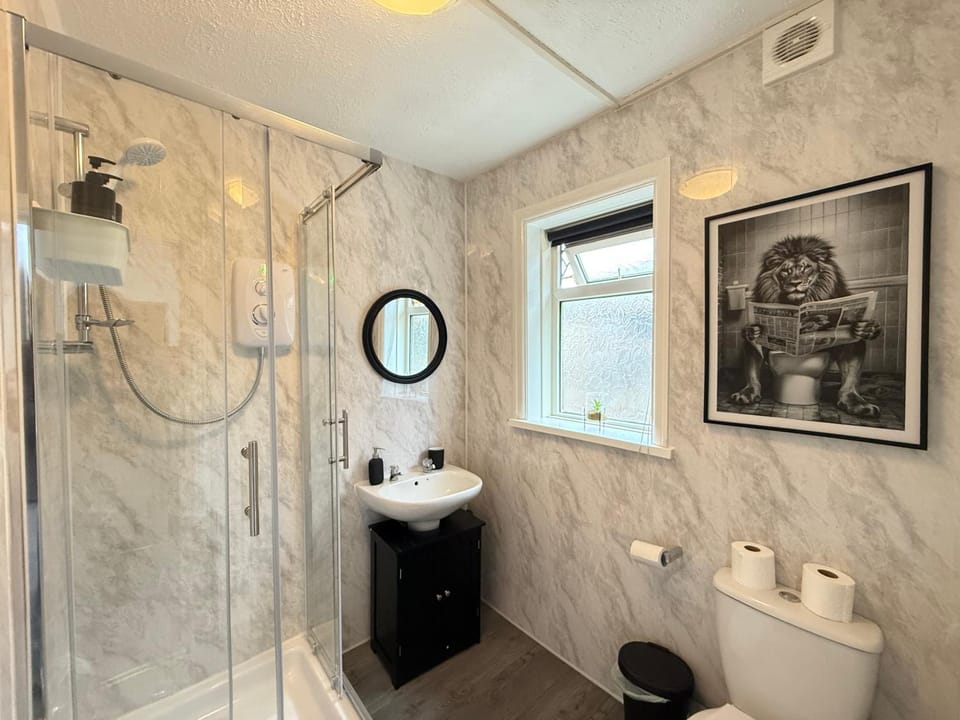 Cardiff Central Spacious 4 Bedroom - 2 Bathrooms - Free Parking House in Cardiff