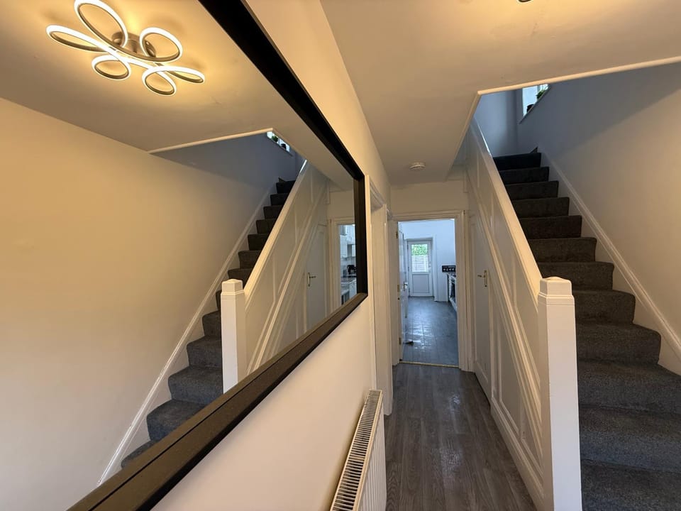 Cardiff Central Spacious 4 Bedroom - 2 Bathrooms - Free Parking House in Cardiff