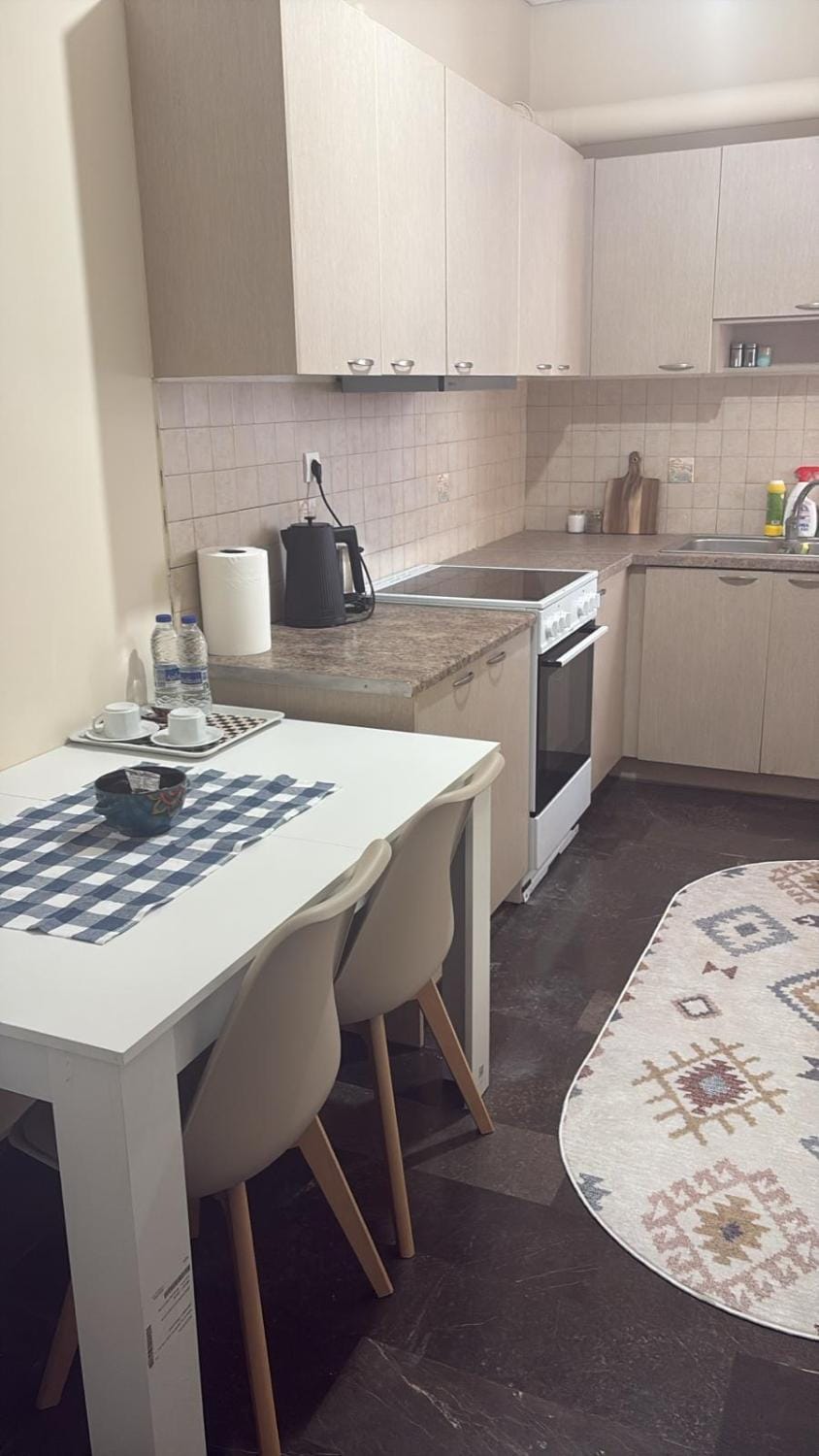 Coffee/tea facilities, Kitchen or kitchenette, Dining area, oven, stove