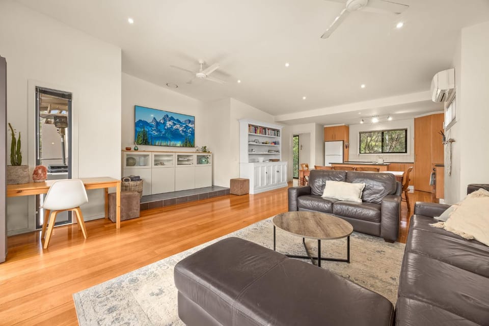 TV and multimedia, Living room, Seating area, heating, internet, air conditioner