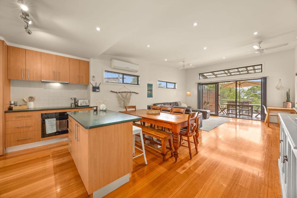 Coffee/tea facilities, Balcony/Terrace, Living room, Dining area, dishwasher, heating, microwave, oven, stove, toaster, towels, kitchen, air conditioner