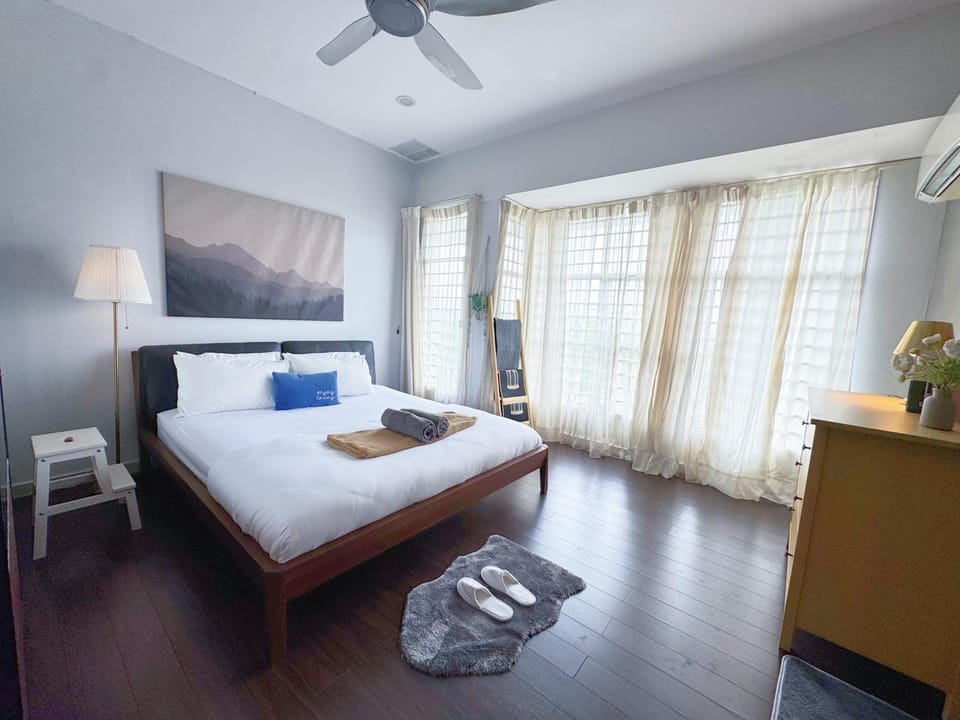 Bed, Photo of the whole room, Bedroom, towels