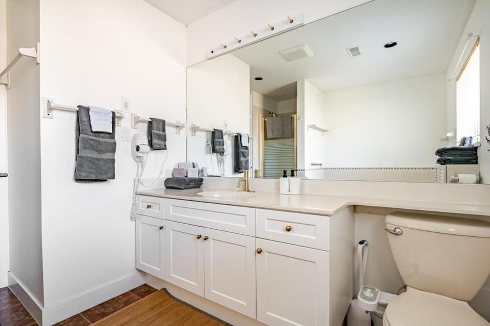 Serene Garden Suite Apartment in Delta