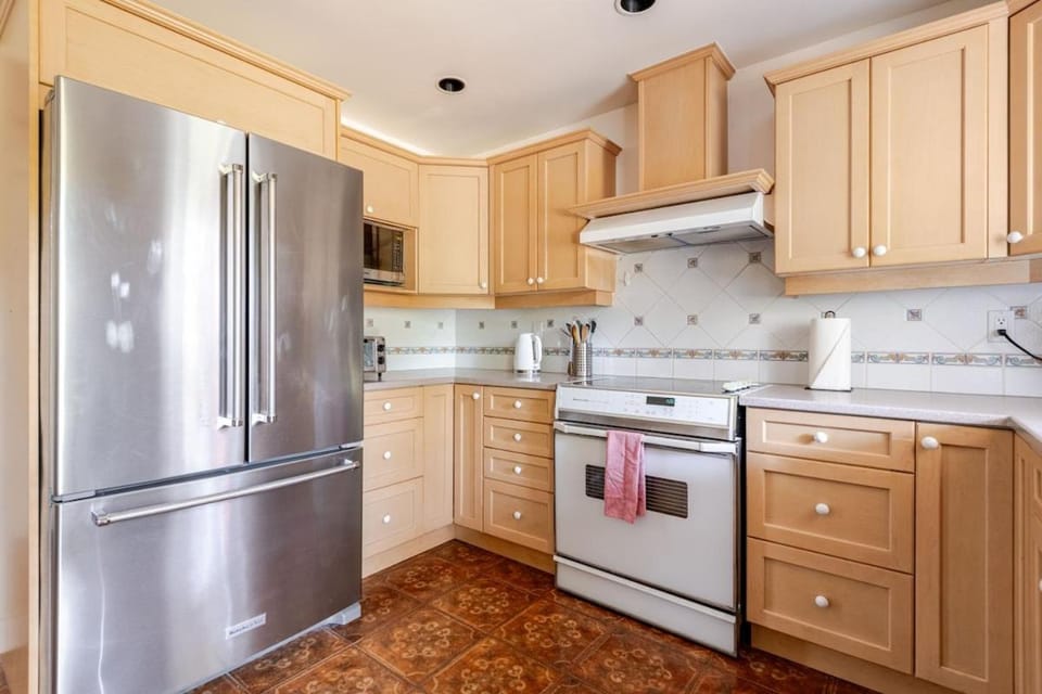 Coffee/tea facilities, Kitchen or kitchenette, dishwasher, oven, pet friendly, stove