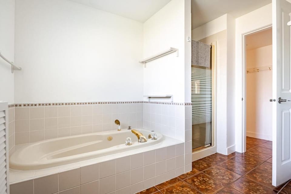 Serene Garden Suite Apartment in Delta
