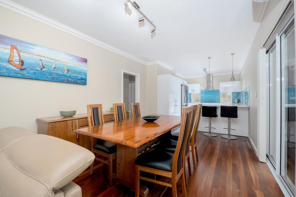 EAST3 - Coastal Hideaway House in Perth