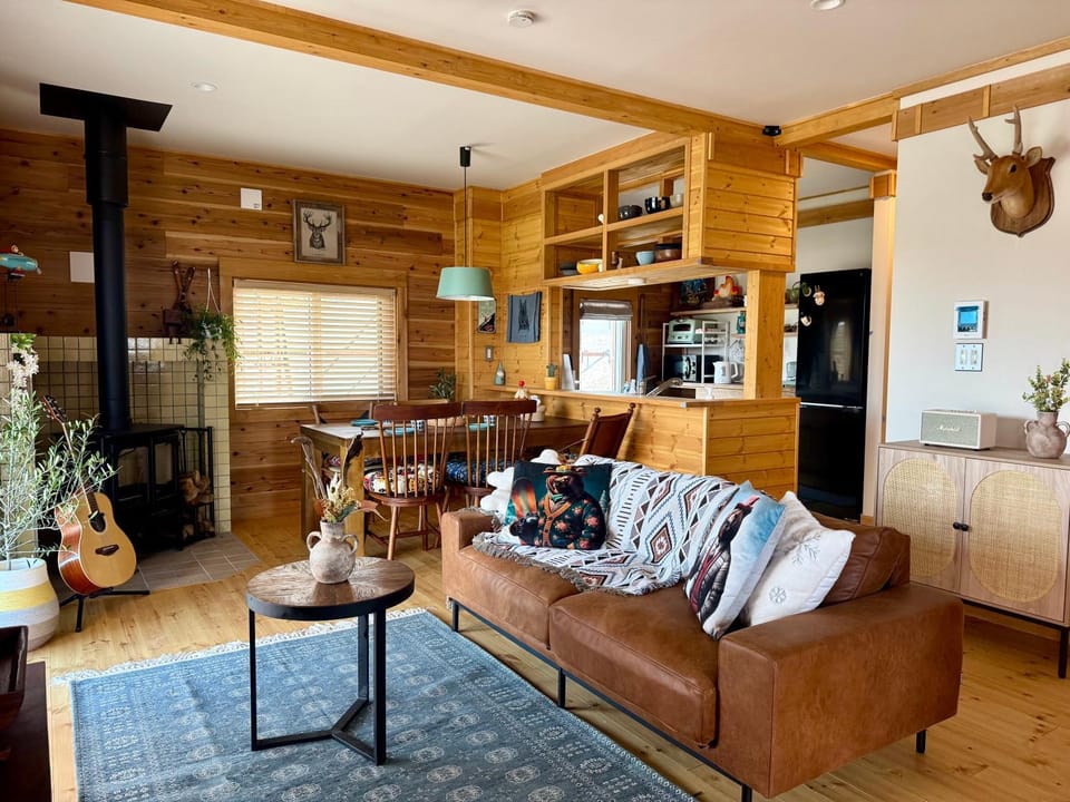 Kitchen or kitchenette, Living room, Seating area