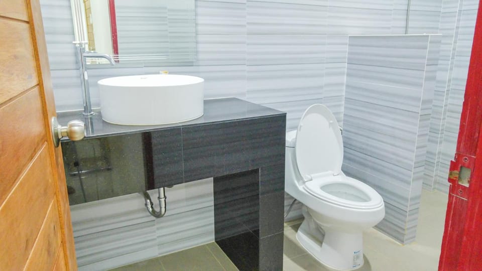 Studio in townhouse with private bath room and kitchenette Apartment in Bangkok