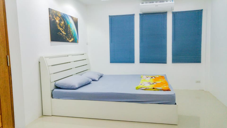 Studio in townhouse with private bath room and kitchenette Apartment in Bangkok