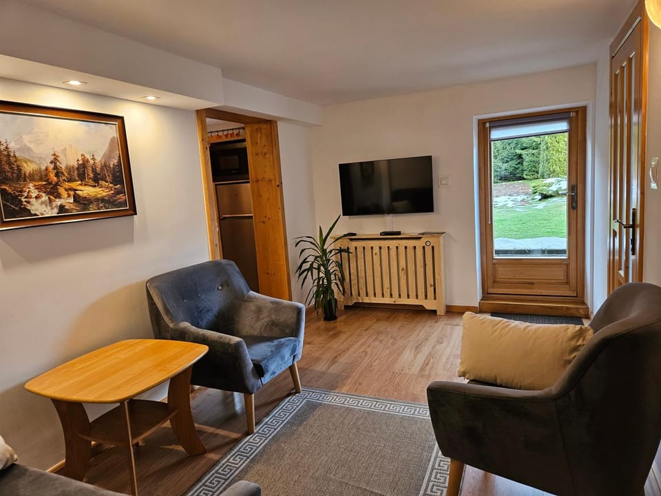 Communal lounge/ TV room, TV and multimedia, Living room, Seating area, Evening entertainment