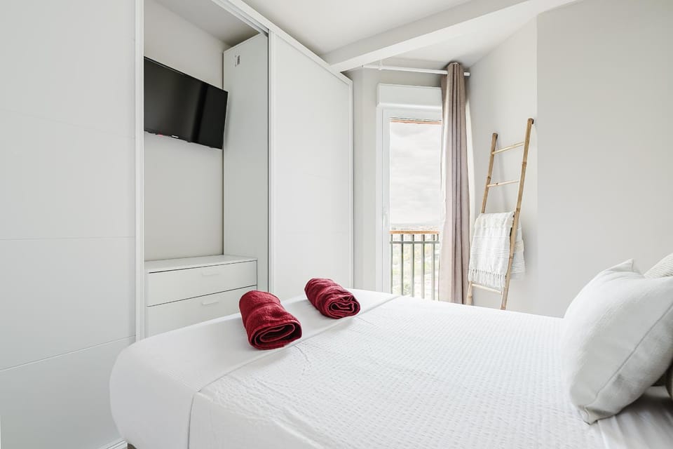 Bed, TV and multimedia, Photo of the whole room, Bedroom, towels, wardrobe
