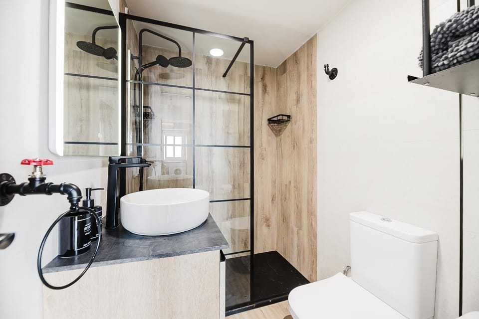 Shower, Toilet, Bathroom, towels