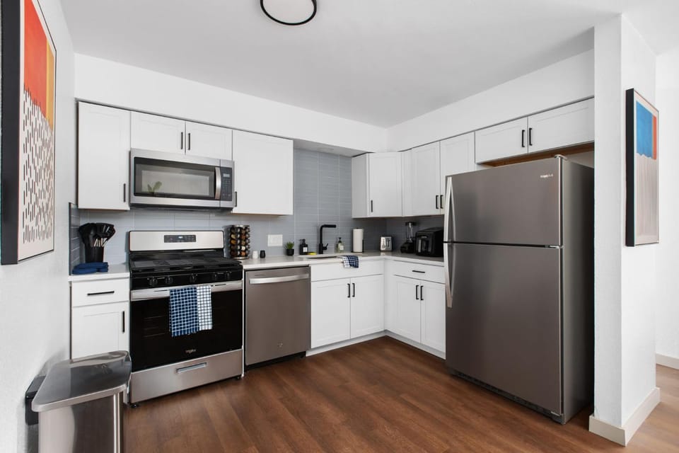 Cozy-Chic 2BR Patio Ideal for Groups Apartment in Austin