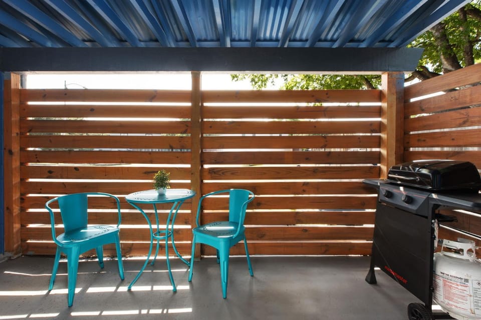 Cozy-Chic 2BR Patio Ideal for Groups Apartment in Austin