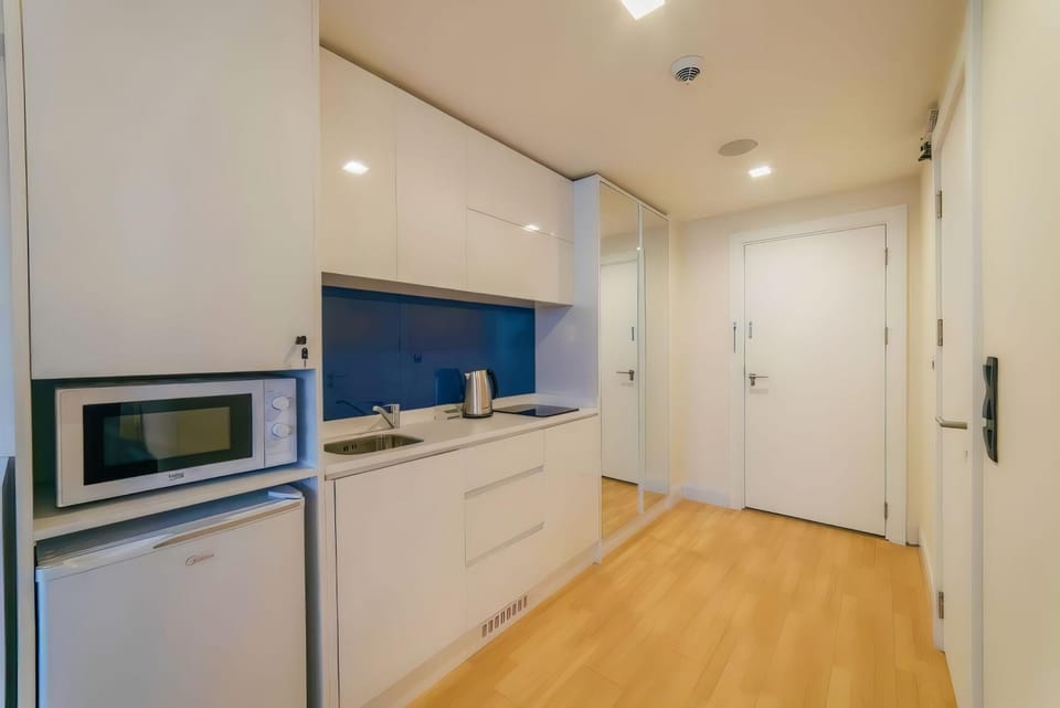 Kitchen or kitchenette, minibar