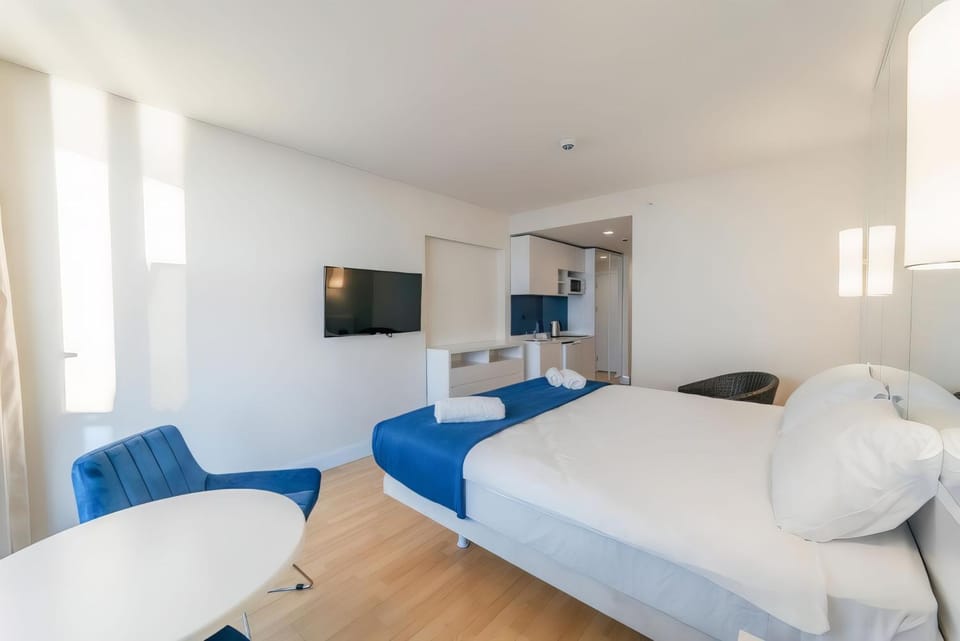 Communal lounge/ TV room, Bed, TV and multimedia, Kitchen or kitchenette, Living room, Photo of the whole room, Seating area, Evening entertainment, Bedroom
